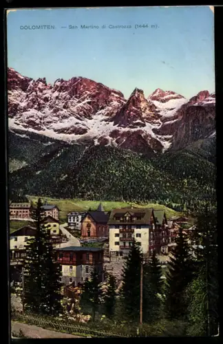 AK San Martino di Castrozza, Panorama delle Dolomiti con edifici pittoreschi e montagne innevate