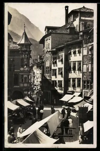 AK Bolzano, Piazza delle Erbe con mercato affollato e edifici storici