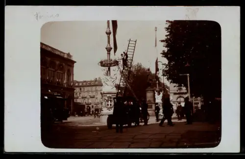 Foto-AK Torino, Scena urbana con statua e scala, Corona