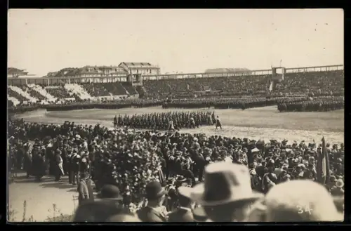 Foto-AK Torino, Vista dallo stadio con folla e sfilata militare, 1913