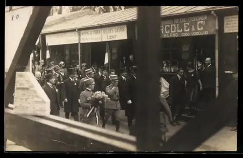 Foto-AK Torino, Folla in abiti d`epoca davanti a negozi durante una parata