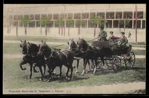 AK Torino, Carrozza trainata da cavalli davanti a un edificio