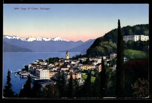 AK Bellagio /Lago di Como, Vista panoramica sul borgo e le montagne innevate