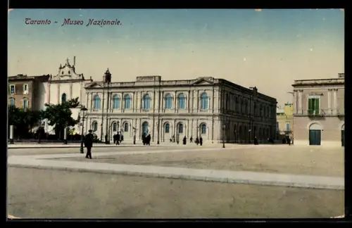 AK Taranto, Museo Nazionale con piazza e passanti