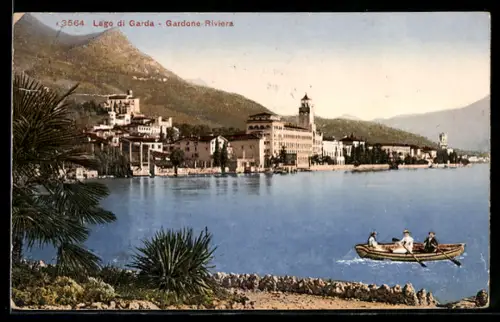 AK Gardone-Riviera /Lago di Garda, Vista panoramica con barca a remi sul lago