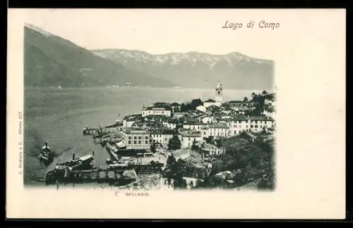 AK Bellagio /Lago di Como, Veduta panoramica del paese e del lago con imbarcazioni