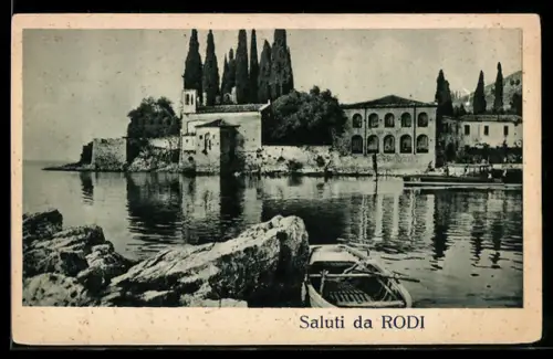AK Rodi, Vista sul mare con edifici storici e barche
