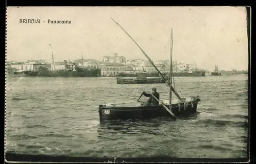 AK Brindisi, Panorama con barca a vela sul porto storico