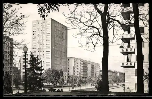 AK Milano, Piazzale Fiume, Via Vittor Pisani con edifici moderni e alberi in primo piano