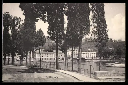 AK S. Michele, Vista del lungolago con alberi e edifici sullo sfondo