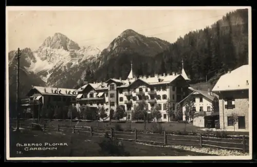 AK Carbonin, Albergo Ploner con montagne sullo sfondo