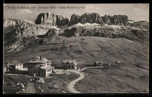 AK Passo Pordoi, Veduta con Gruppo Sella e Cima Pordoi con edifici sullo sfondo montuoso