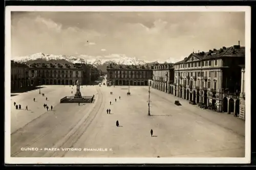 AK Cuneo, Piazza Vittorio Emanuele II con vista sulle montagne innevate
