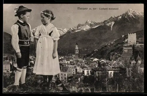 AK Merano, Costumi meranesi con vista panoramica sulla città e montagne sullo sfondo