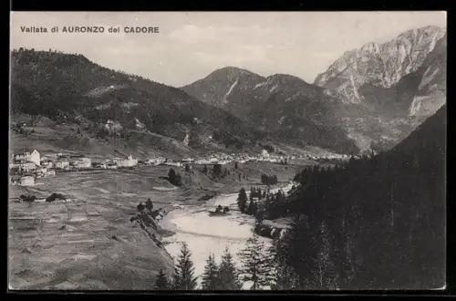 AK Auronzo del Cadore, Veduta panoramica della vallata alpina con fiume e montagne