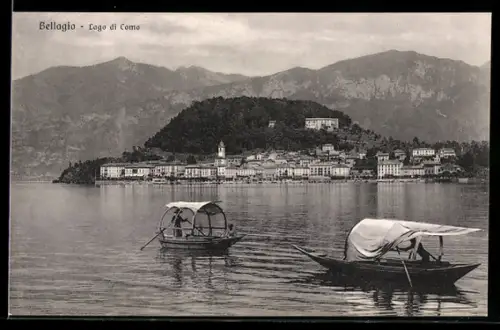 AK Bellagio /Lago di Como, Vista del paese con barche tradizionali sul lago