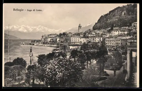AK Bellagio /Lago di Como, Veduta panoramica del lungolago e del paese con montagne innevate sullo sfondo
