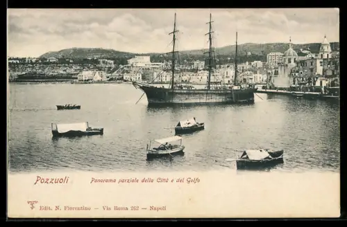 AK Pozzuoli, Panorama parziale della città e del golfo con imbarcazioni