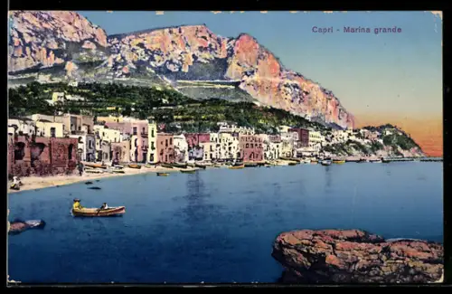 AK Capri, Marina grande con barche e scogliere sullo sfondo