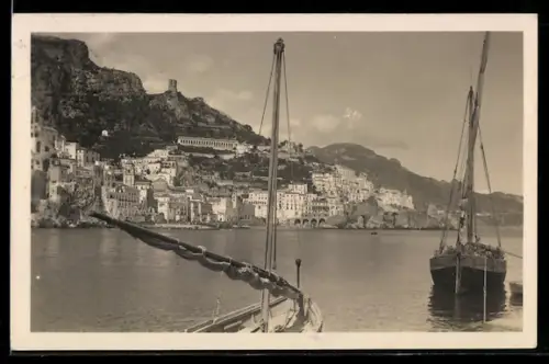 AK Amalfi, Veduta panoramica con barche a vela sul mare