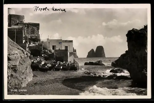 AK Capri, Vista sulla spiaggia con barche e Faraglioni sullo sfondo