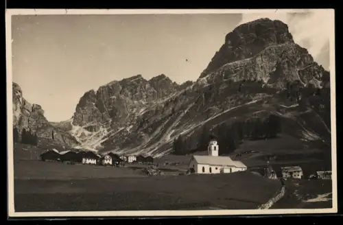 AK Colfosco, Gruppo delle Dolomiti con chiesa e montagne imponenti sullo sfondo