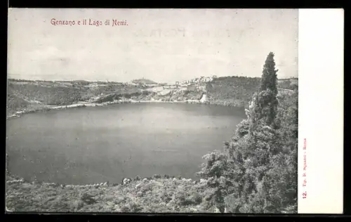AK Genzano di Roma, Lago di Nemi, Vista panoramica del lago circondato da colline e vegetazione rigogliosa