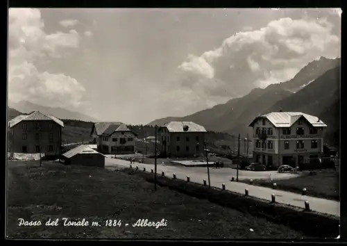 AK Passo del Tonale, Alberghi con vista sulle montagne e cielo nuvoloso