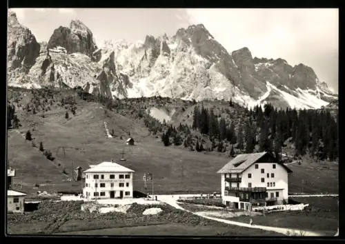 AK Passo Monte Croce /Comelico, Vista delle montagne con edifici storici nelle Dolomiti