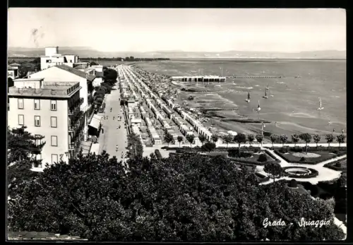 AK Grado, Spiaggia con vista sul lungomare e mare con barche a vela