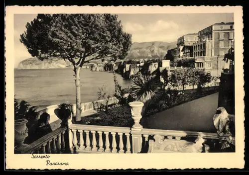 AK Sorrento, Panorama con vista sul mare e alberi lungo la costa