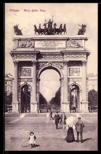 AK Milano, Arco della Pace con passanti in abiti d`epoca