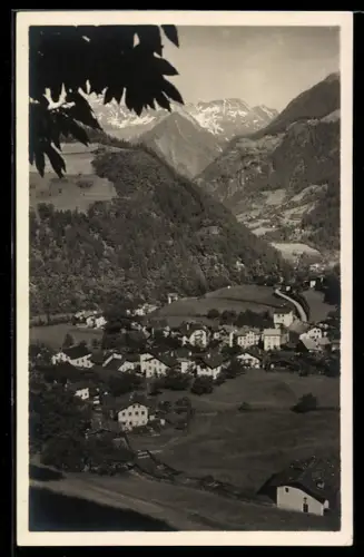 AK S. Leonardo /Val di Passiria, Vista panoramica del villaggio alpino con montagne sullo sfondo
