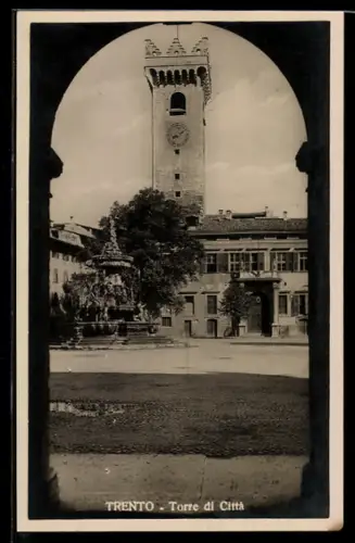 AK Trento, Torre di Città e fontana nella piazza