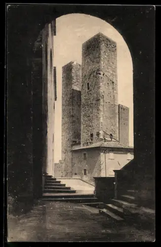 AK San Gimignano, Le Torri Salvucci viste dall`arco di Torre Grassa