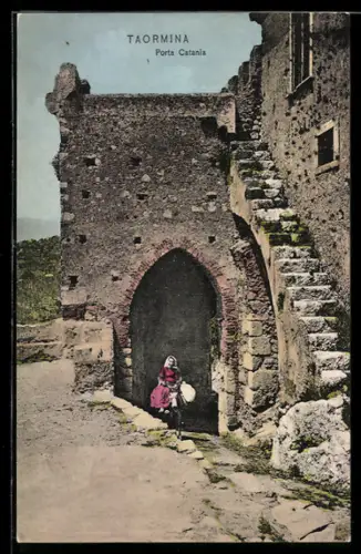 AK Taormina, Porta Catania con figura in abito tradizionale