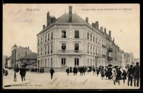 AK Roanne, Angle des rues Gambetta et Carnot