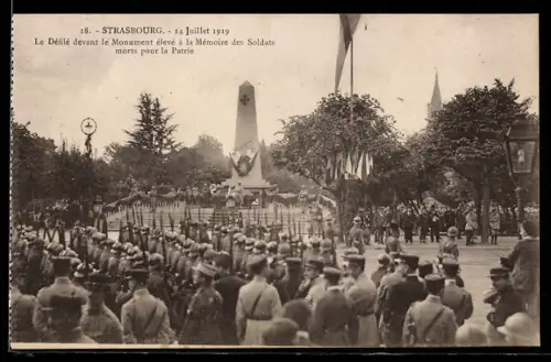 AK Strasbourg, Le Défilé devant le Monument élevé à la Mémoire des Soldats morts pour la Patrie