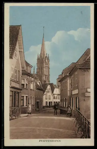 AK Pfaffenhofen, Strasse mit Kirchturm