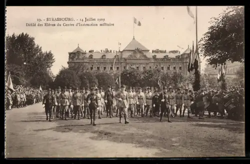 AK Strasbourg, 14 Juillet 1919 Défilé des Élèves du Centre dinstruction militaire