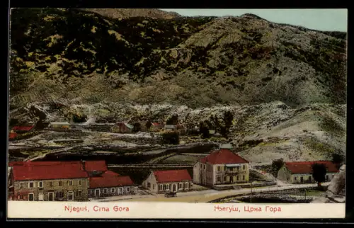 AK Njegus, Ortsansicht mit Häusern und Bergen