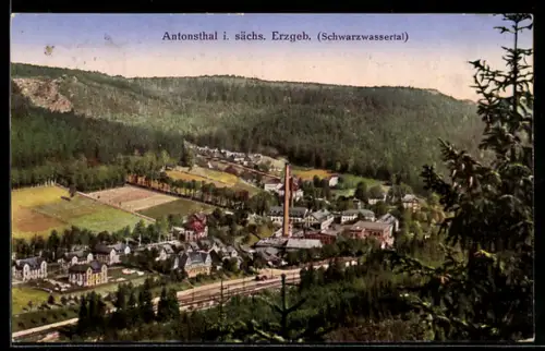 AK Antonsthal i. sächs. Erzgeb., Ortsansicht mit Fabrik und umliegender Landschaft