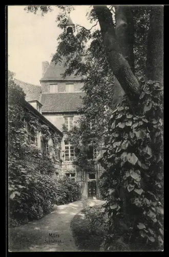 AK Moers, Im Schlosshof