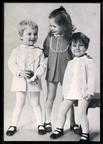 AK Coburg, Reklame Woll + Wolli Kinderkleidung, Drei lachende Kinder