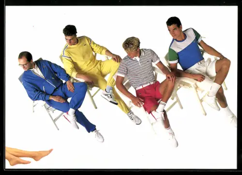 AK Kleidungsreklame Lacoste, Vier Männer sitzen auf Stühlen