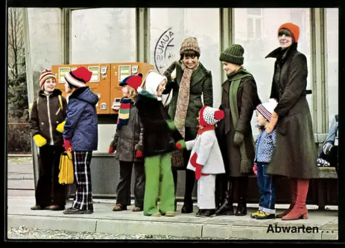 AK SIM-Handschuhe, Mütter und Kinder stehen an einer Bushaltestelle