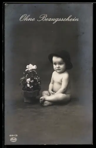 AK Ohne Bezugsschein, Nacktes Kleinkind sitzt neben Blumentopf, Kriegsnot