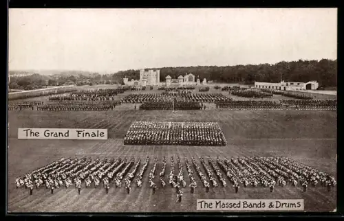 AK Aldershot Tattoo Series, The Grand Finale, The Massed Bands & Drums, Britischer Soldaten in Uniformen