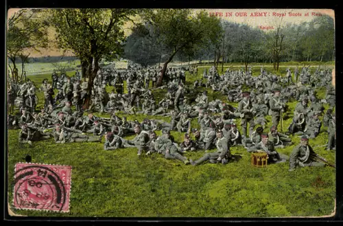 AK Life in our Army, Royal Scots at Rest, Britische Soldaten in Uniformen auf einer Liegewiese