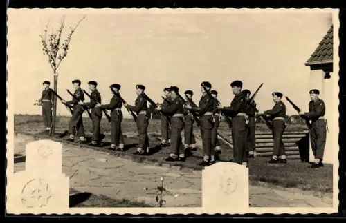 Foto-AK Britische Soldaten beim Appell